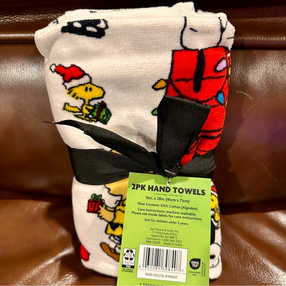 Peanuts Christmas Charlie Brown Snoopy Woodstock Set of 2 Hand Towels NEW! - Picture 2 of 3